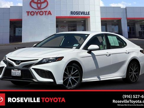 Used 2021 Toyota Camry SE FWD image 1