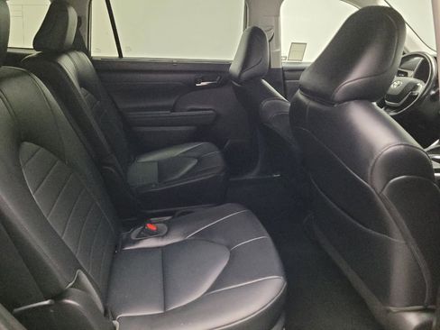 Used 2022 Toyota Highlander XLE FWD image 19
