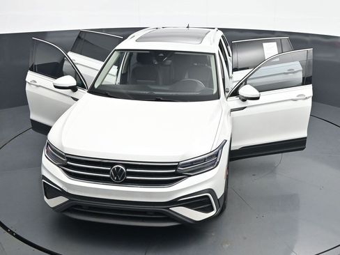 Used 2023 Volkswagen Tiguan SE w/ Panoramic Sunroof Package FWD image 29
