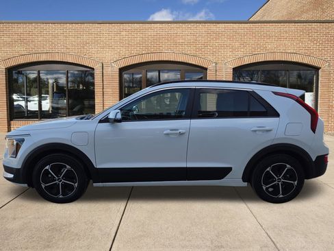 Used 2024 Kia Niro EX w/ EX Cold Weather Package image 7