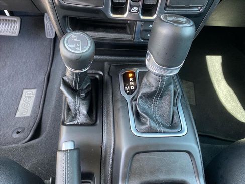 Used 2024 Jeep Wrangler Unlimited Sahara w/ Technology Group AWD/4WD image 12
