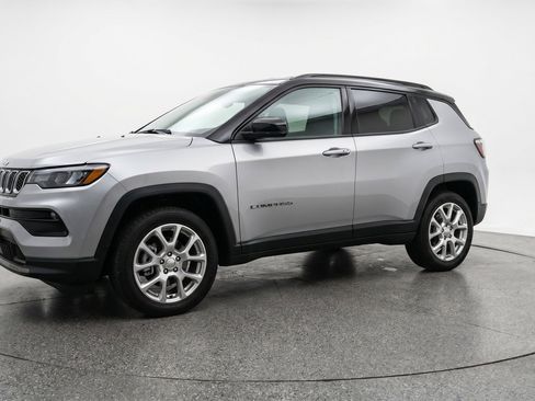 Used 2025 Jeep Compass Limited AWD/4WD image 3