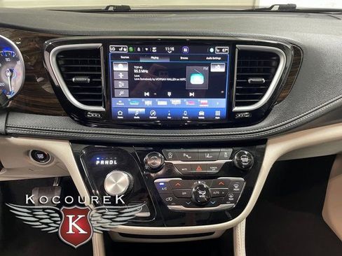 Used 2023 Chrysler Pacifica Limited FWD image 16