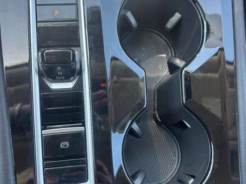 Used 2025 Volkswagen Atlas SE AWD/4WD image 13