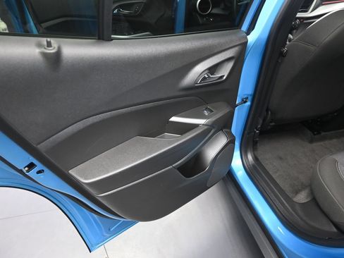 Used 2025 Chevrolet Trax RS w/ Sunroof Package FWD image 33