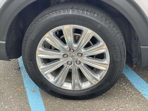 Used 2022 Ford Explorer King Ranch w/ Premium Technology Package image 9