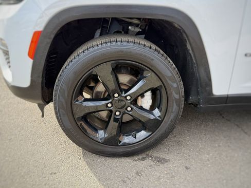 Used 2023 Jeep Grand Cherokee Limited w/ Black Appearance Package image 18