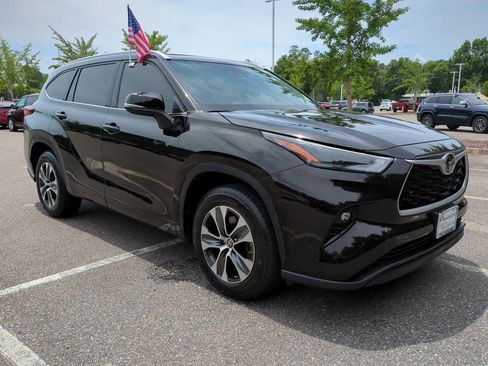 Used 2022 Toyota Highlander XLE FWD image 2