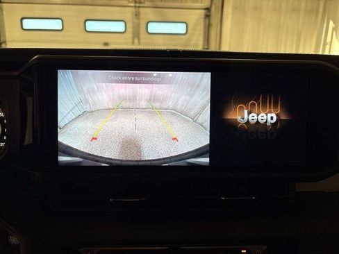 Used 2025 Jeep Wrangler Unlimited Sahara AWD/4WD image 20