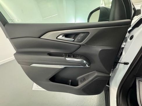 Used 2025 Chevrolet Traverse LT w/ Driver Confidence Package image 15