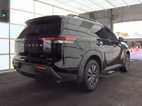 Used 2024 Nissan Pathfinder SV w/ SV Premium Package FWD image 4