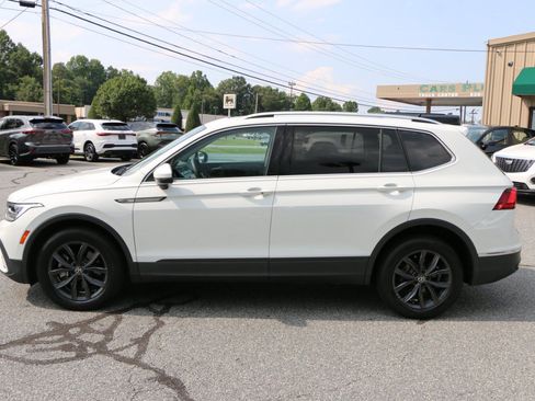 Used 2022 Volkswagen Tiguan SE AWD/4WD image 2