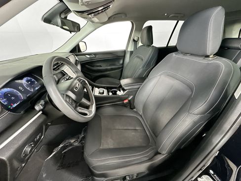 Used 2023 Jeep Grand Cherokee Laredo AWD/4WD image 19