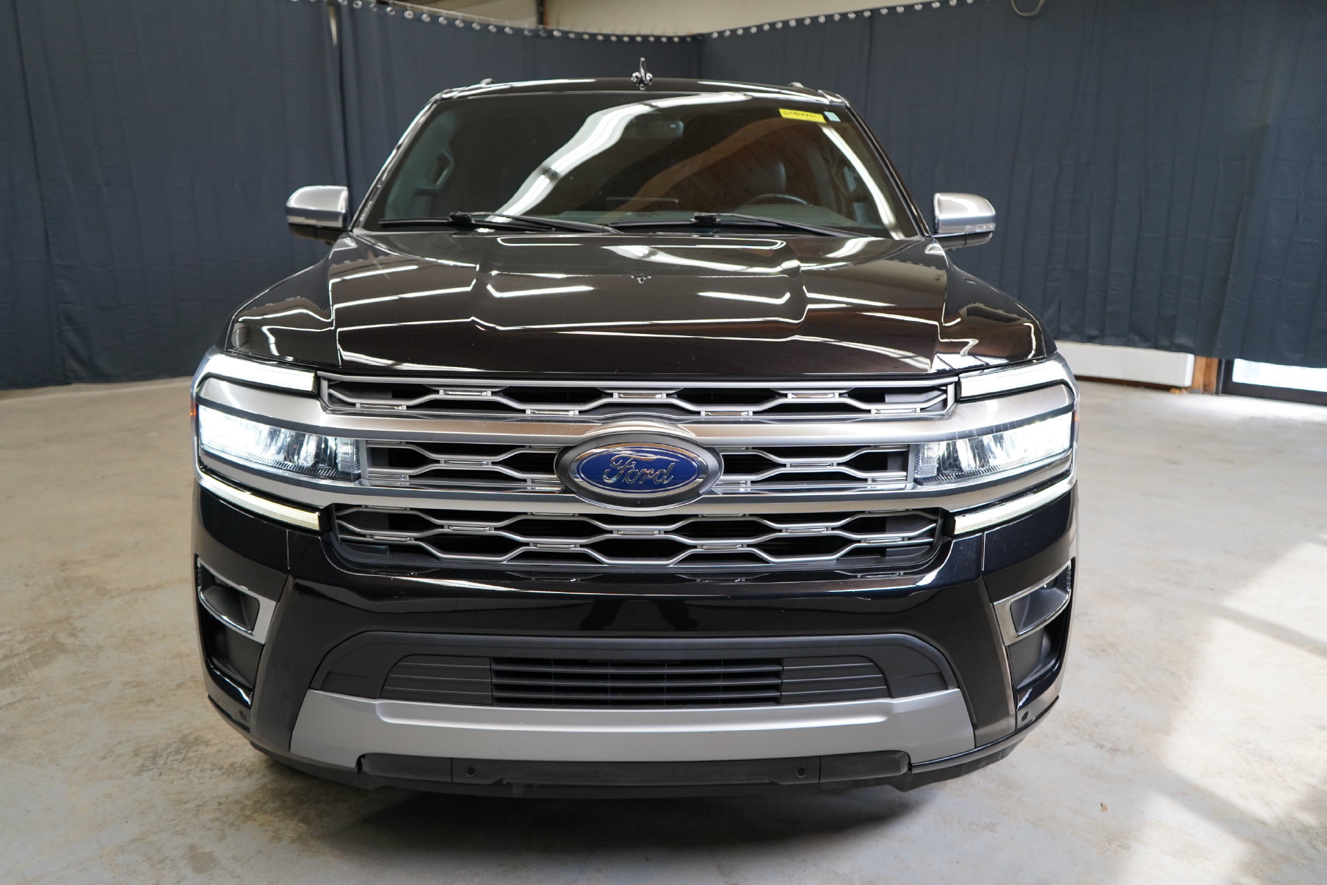 Used 2024 Ford Expedition Max Platinum AWD/4WD image 2