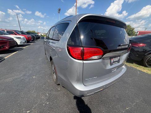 Used 2020 Chrysler Pacifica Touring-L Plus FWD image 6