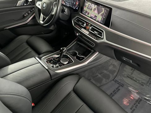 Used 2022 BMW X7 xDrive40i w/ Premium Package image 16