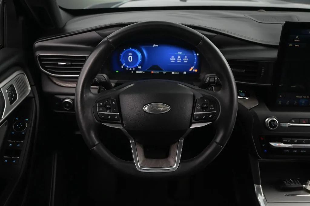Used 2020 Ford Explorer Platinum w/ Premium Technology Package AWD/4WD image 39
