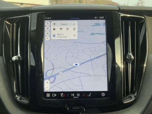 Used 2025 Volvo XC60 B5 Plus image 24