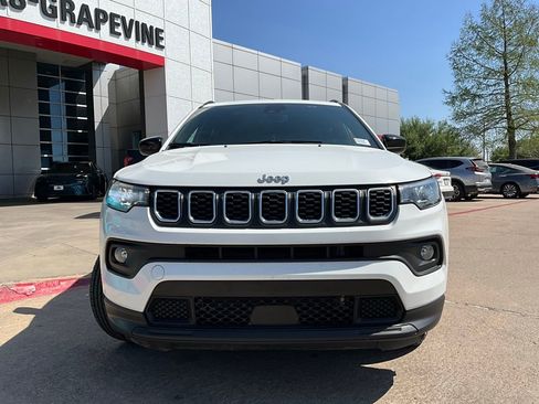 Used 2025 Jeep Compass Latitude image 3