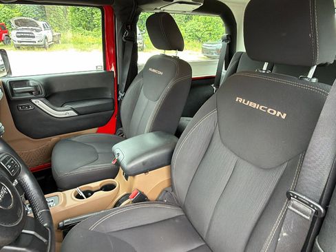 Used 2015 Jeep Wrangler Rubicon w/ Power Convenience Group AWD/4WD image 16