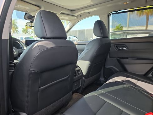 Used 2022 Nissan Rogue SV w/ SV Premium Package image 13