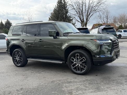 Used 2025 Lexus GX 550 w/ Accessory Package (31) image 19