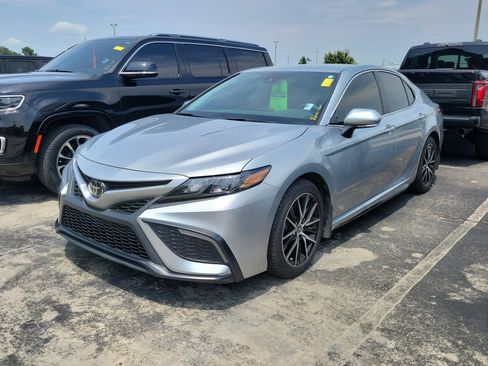 Used 2024 Toyota Camry SE FWD image 3