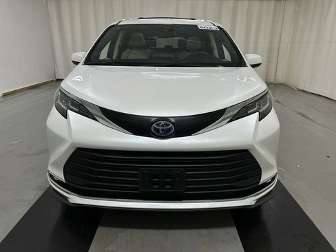 Used 2023 Toyota Sienna XLE w/ XLE Plus Package AWD/4WD image 3