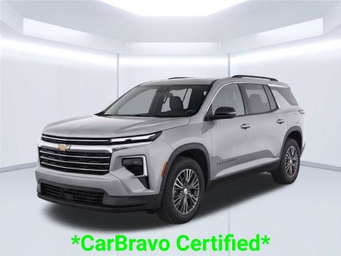 Used 2024 Chevrolet Traverse LT FWD image 2