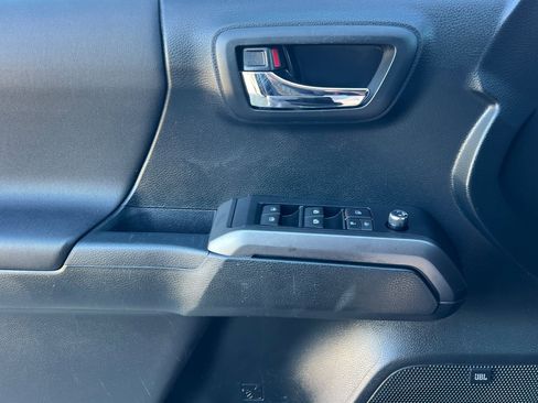 Used 2016 Toyota Tacoma TRD Off-Road image 12