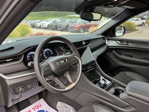 Used 2024 Jeep Grand Cherokee L Altitude AWD/4WD image 7