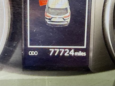 Used 2018 Toyota Highlander LE image 16