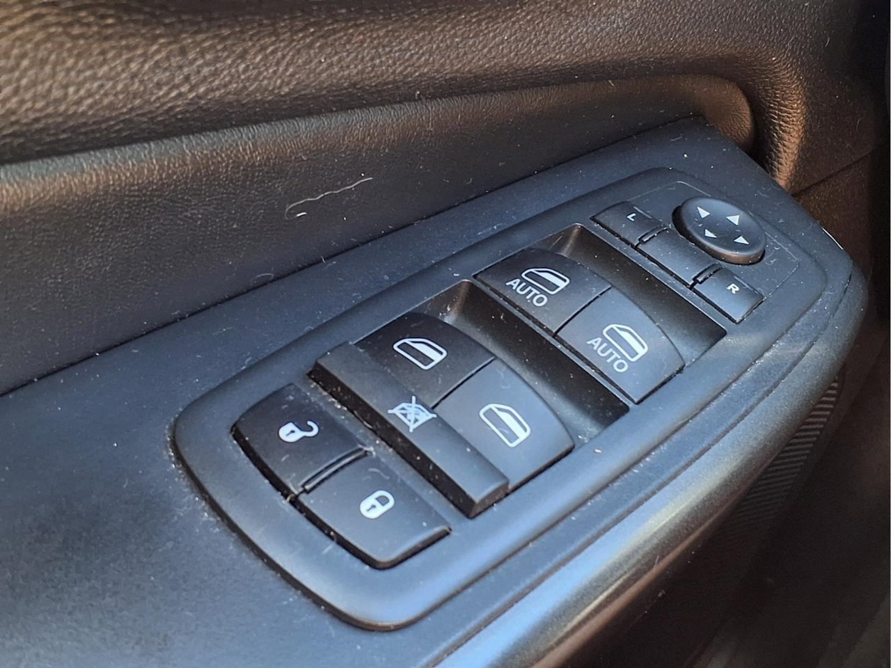 Used 2020 Jeep Cherokee Trailhawk w/ Cold Weather Group AWD/4WD image 24