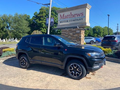 Used 2024 Jeep Compass Trailhawk AWD/4WD image 1