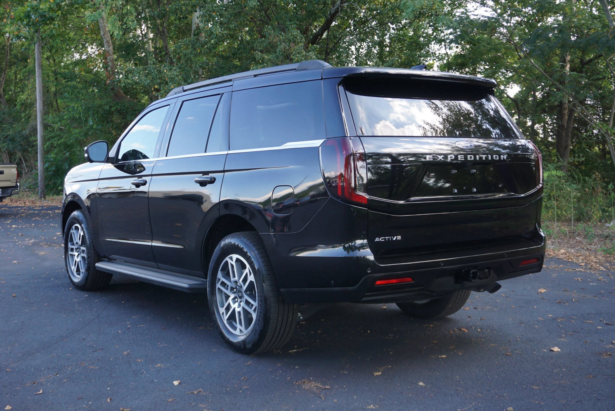 Used 2025 Ford Expedition Active RWD image 9