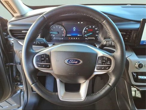 Used 2022 Ford Explorer XLT image 16