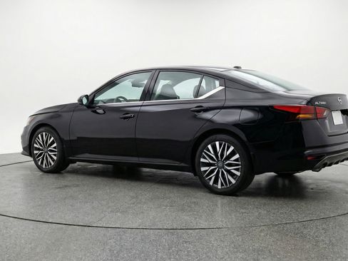 Used 2025 Nissan Altima 2.5 SV FWD image 6