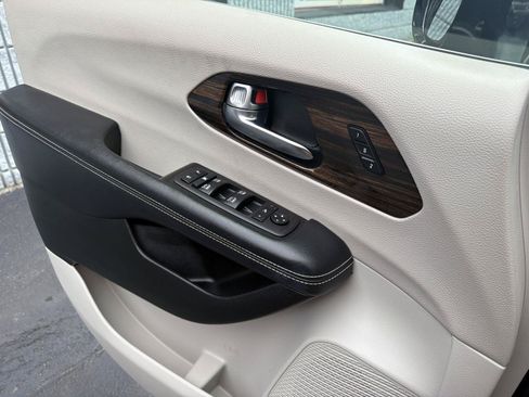 Used 2023 Chrysler Pacifica Limited FWD image 16