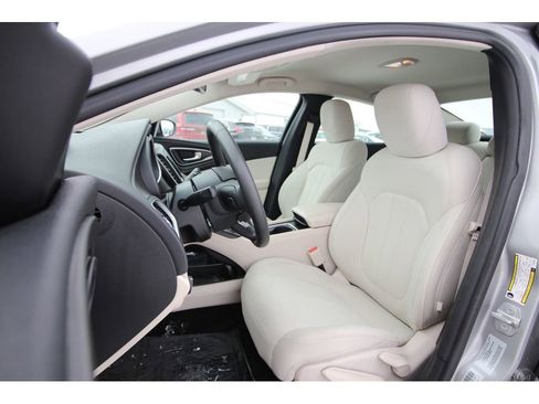 Used 2015 Chrysler 200 Limited image 28