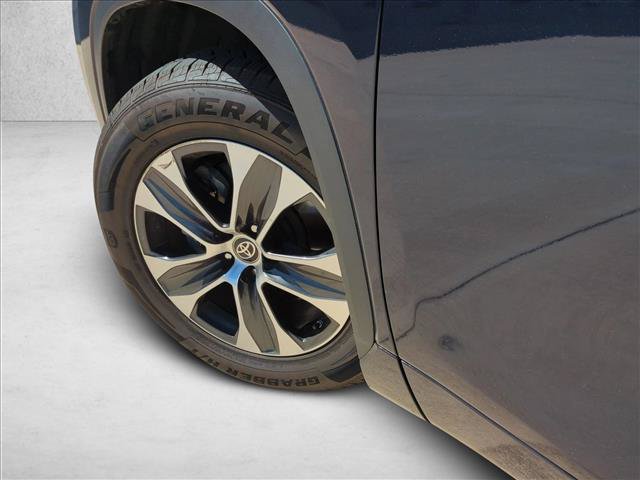 Used 2021 Toyota Highlander XLE FWD image 10