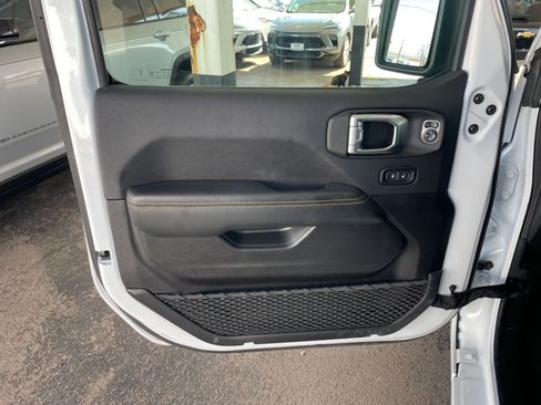 Used 2025 Jeep Wrangler Sahara image 20