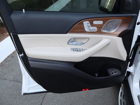 Used 2024 Mercedes-Benz GLS 580 4MATIC image 17