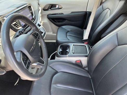 Used 2024 Chrysler Pacifica Touring-L FWD image 17