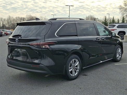 Certified 2024 Toyota Sienna XLE image 4