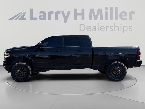 Used 2019 RAM 2500 Laramie w/ Black Appearance Package AWD/4WD image 2
