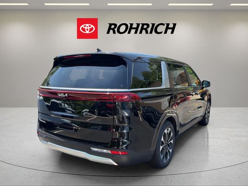 Used 2023 Kia Carnival EX FWD image 6