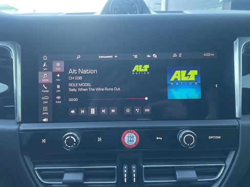 Certified 2025 Porsche Macan image 38