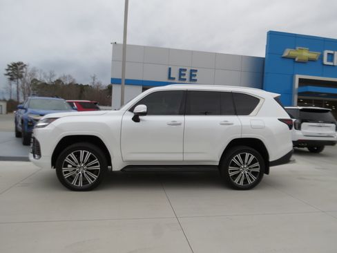 Used 2024 Lexus LX 600 4WD w/ Luxury Package image 2