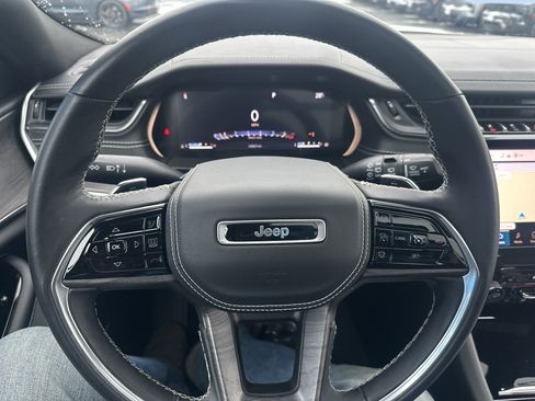 Used 2022 Jeep Grand Cherokee Overland image 12