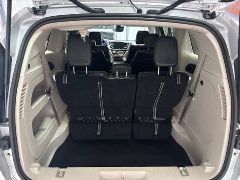 Used 2024 Chrysler Pacifica Touring-L FWD image 17